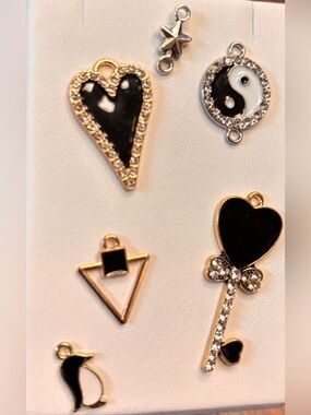 New set of pendants charms black & white